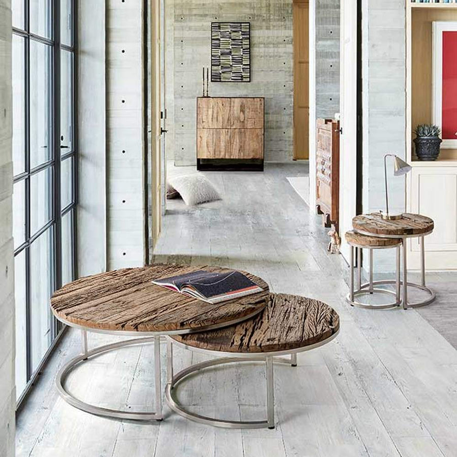 Loft stílusú lakásbelső előtérben a dohányzóasztalokkal.