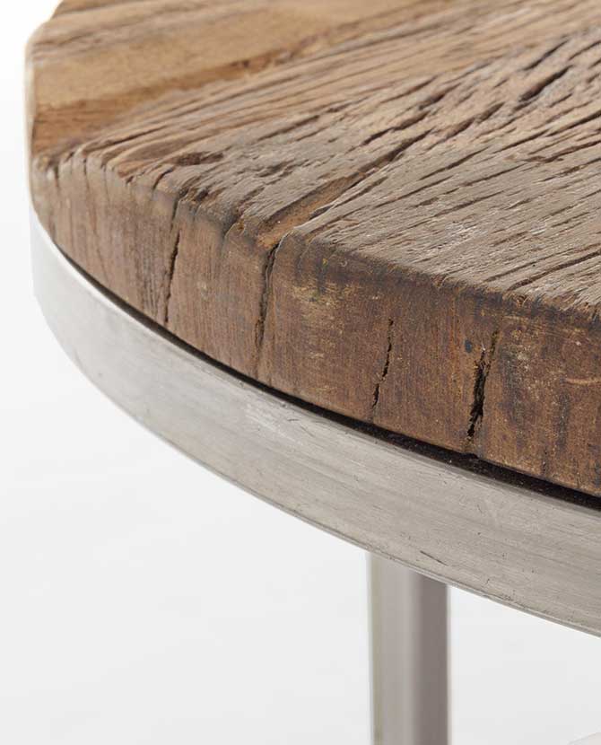Loft stílusú, fából és acélból készült dohányzóasztal szett asztallap részlete.