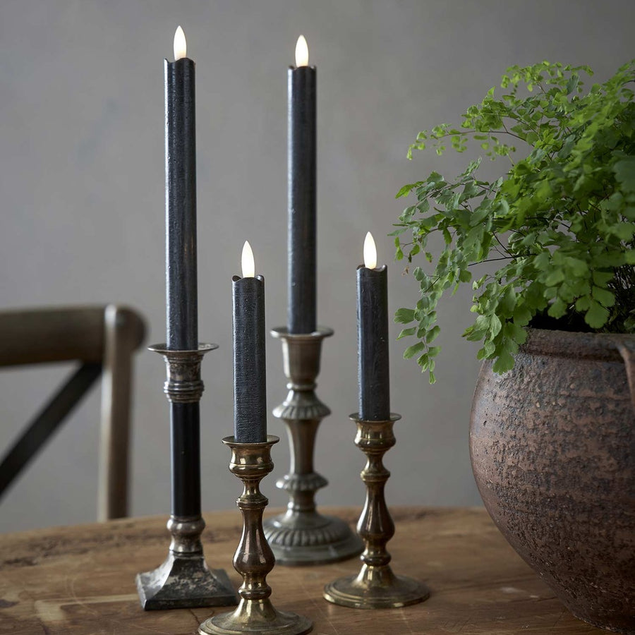 Fekete színű LED gyertyák díszes fém gyertyatartókban.