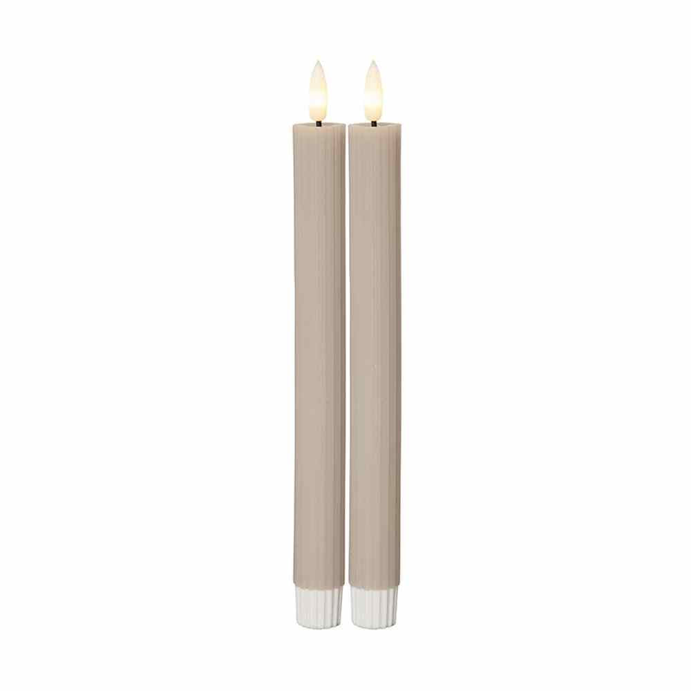 Két darab 25 cm magas, bézs LED vacsoragyertya valódi viaszból, kannelúrás felülettel, meleg fényű pislákoló lánggal, fehér háttérrel.
