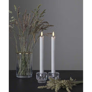 2 darab fehér színű, meleg fehér fényű led gyertya üveg gyertyatartóban.