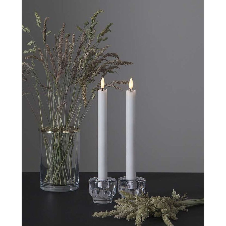 2 darab fehér színű, meleg fehér fényű led gyertya üveg gyertyatartóban.