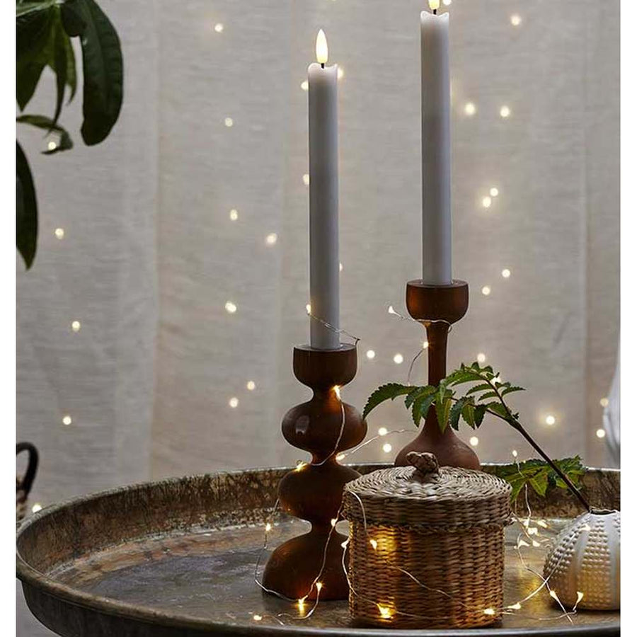 2 darab fehér színű, led gyertya  modern gyertyatartóban, arany színű fém tálcán