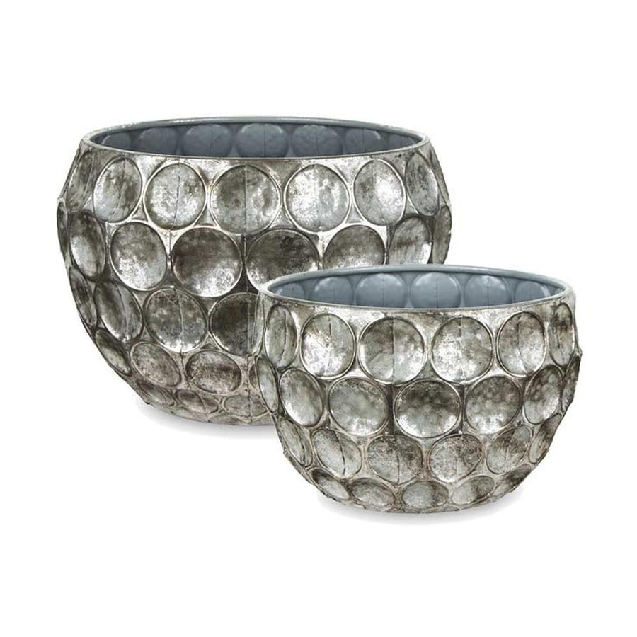 Kortárs, modern stílusú, antik ezüst színű, nagyméretű, 20 és 38 cm átmérőjű, dombormintás felületű, fém kaspó szett.