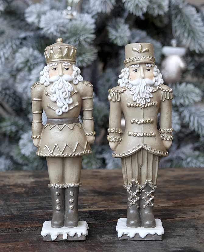 Vintage stílusú, 18 cm magas, antik mokka színű, 2 db-os karácsonyi diótörő katonaszett mézeskalács dizájnnal fehér fenyőfa előtt 