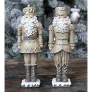 Vintage stílusú, 18 cm magas, antik mokka színű, 2 db-os karácsonyi diótörő katonaszett mézeskalács dizájnnal fehér fenyőfa előtt 