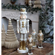 Karácsonyi vintage diótörők deszkaasztalon havas fenyőfával