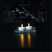 2 darab LED-es teamécses sötét asztalon.