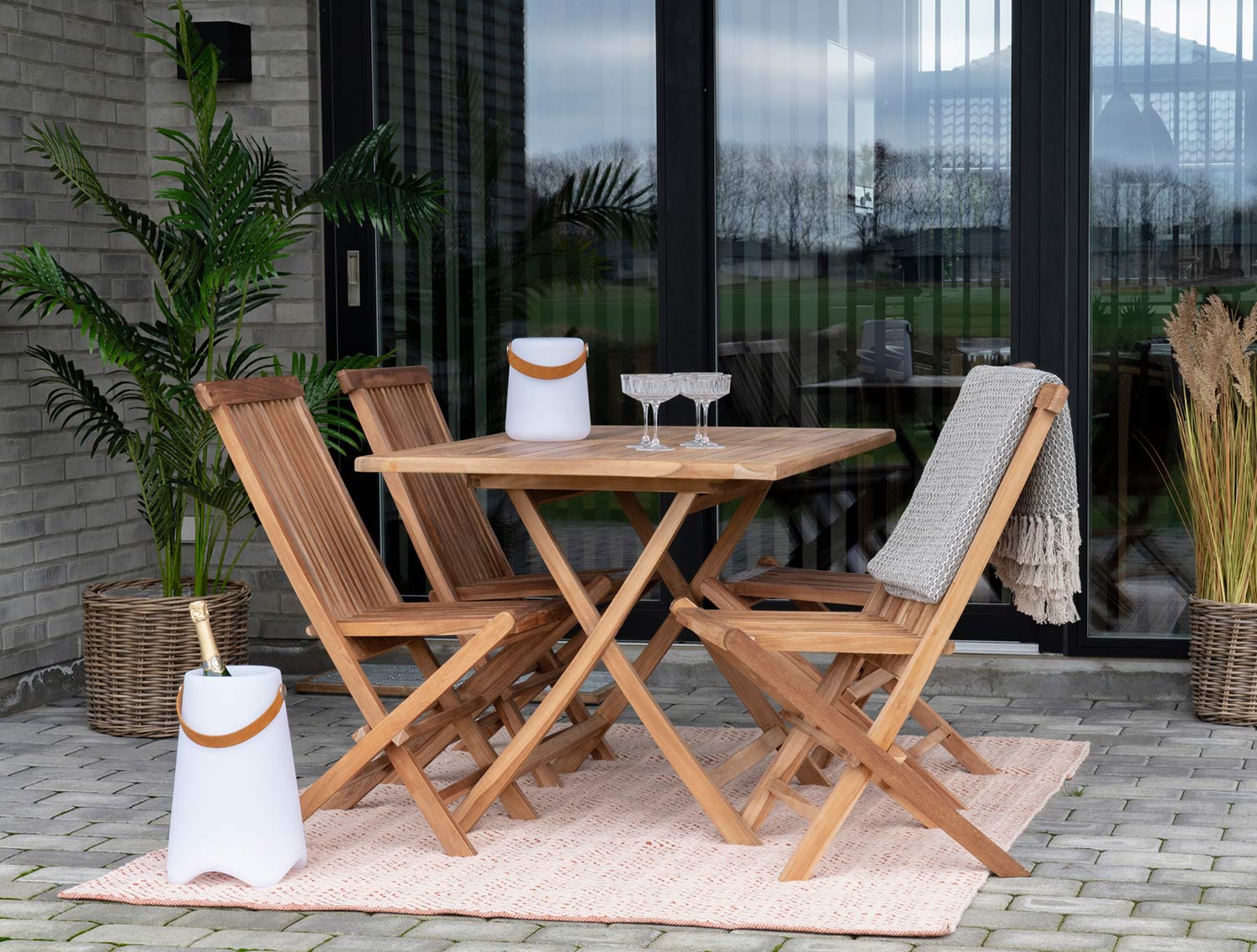 Natúr színű teakfából készült, összecsukható kerti szék.