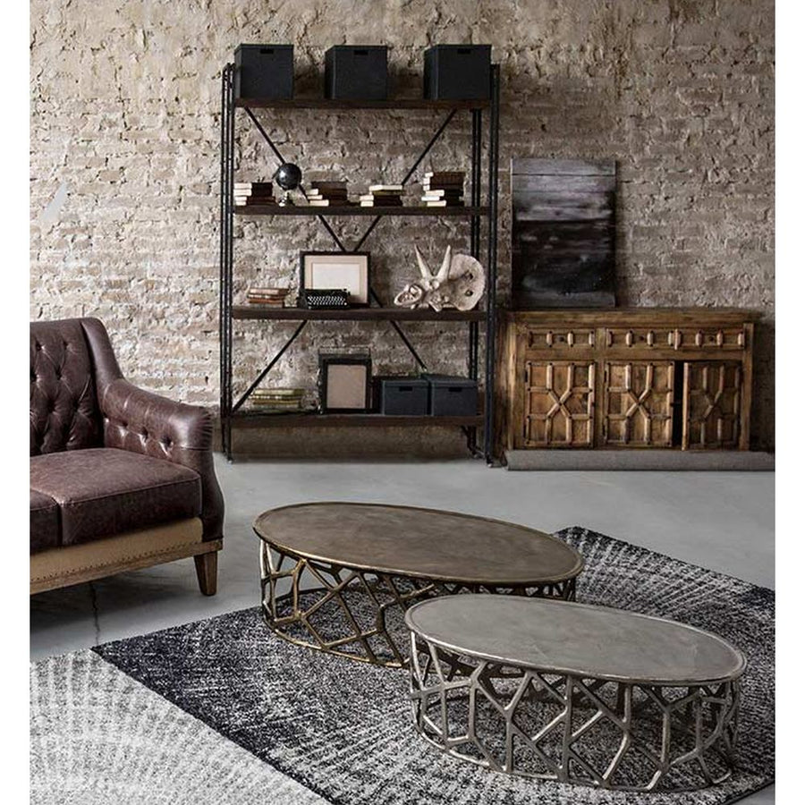Arany és ezüst színű, ovális formájú, alumíniumból készült dohányzóasztal szett, loft stílusú nappaliban.