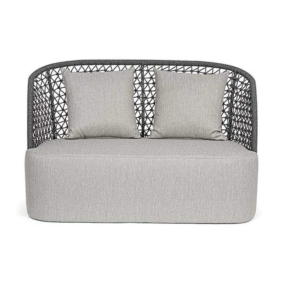 Modern, formatervezett kétszemélyes kerti kanapé, világosszürke ülő- és díszpárnákkal.