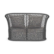 Modern, formatervezett kétszemélyes kerti kanapé, világosszürke ülő- és díszpárnákkal.