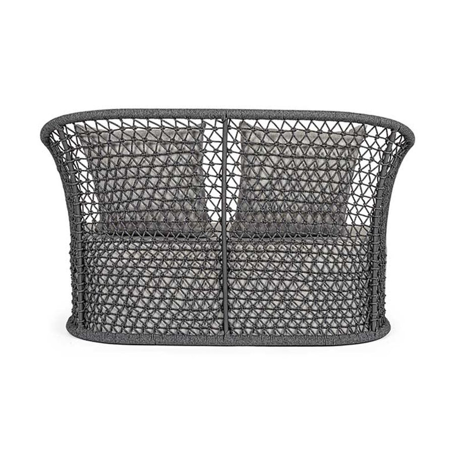 Modern, formatervezett kétszemélyes kerti kanapé, világosszürke ülő- és díszpárnákkal.