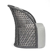 Modern, formatervezett kétszemélyes kerti kanapé, világosszürke ülő- és díszpárnákkal.