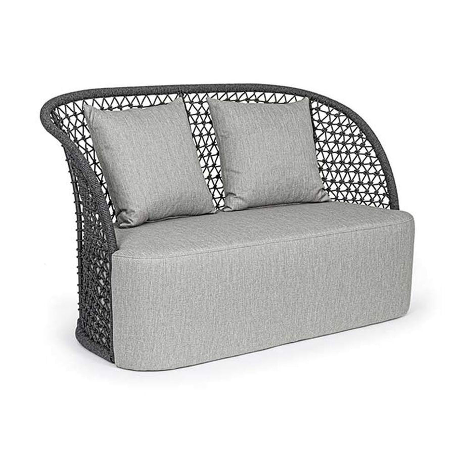 Modern, formatervezett kétszemélyes kerti kanapé, világosszürke ülő- és díszpárnákkal.