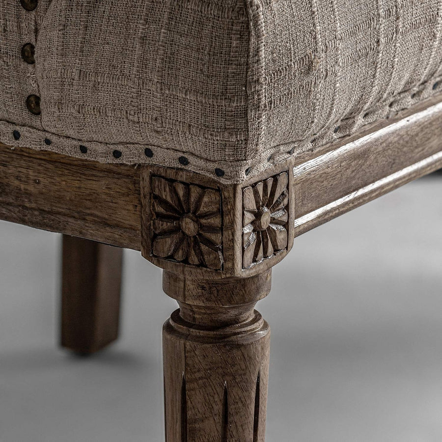 Klasszikus, koloniál stílusú, mangófából készült, ekrü színű, vászon hatású poliészter kárpittal kárpitozott 2 személyes szófa.