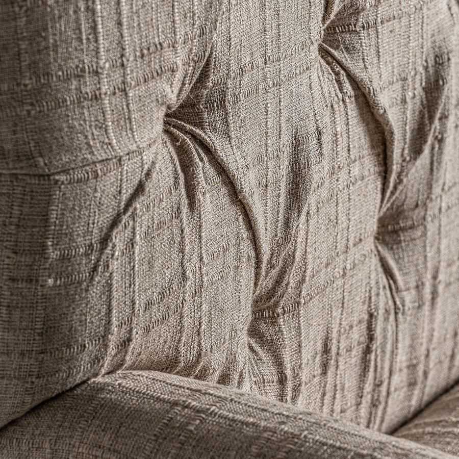 Klasszikus, koloniál stílusú, mangófából készült, ekrü színű, vászon hatású poliészter kárpittal kárpitozott 2 személyes szófa.