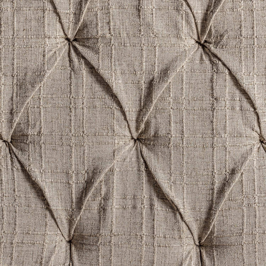 Klasszikus, koloniál stílusú, mangófából készült, ekrü színű, vászon hatású poliészter kárpittal kárpitozott 2 személyes szófa.