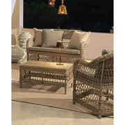 Terasz, nyári műrattan bútorokkal. 