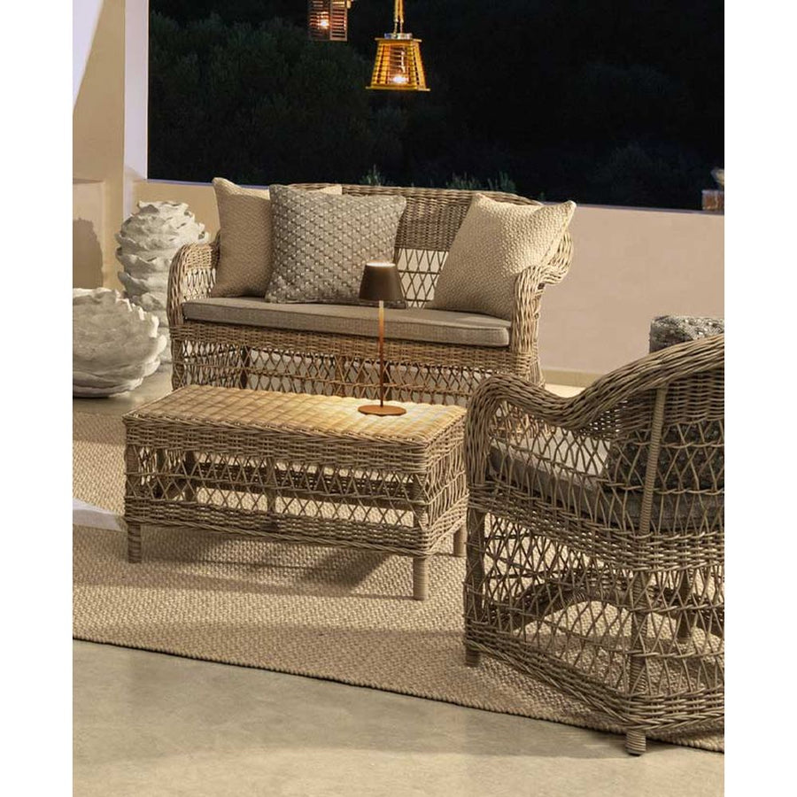 Terasz, nyári műrattan bútorokkal. 