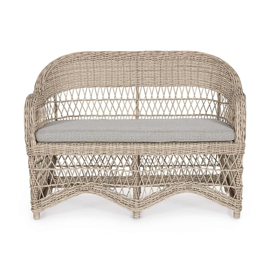 Vidéki vintage stílusú, kétszemélyes, natúr színű műrattan kerti kanapé, bézs színű olefin ülőpárnával.