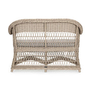 Vidéki vintage stílusú, kétszemélyes, natúr színű műrattan kerti kanapé, bézs színű olefin ülőpárnával.