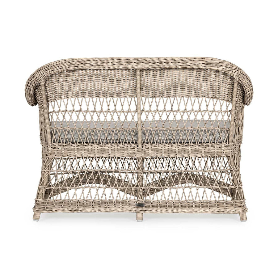 Vidéki vintage stílusú, kétszemélyes, natúr színű műrattan kerti kanapé, bézs színű olefin ülőpárnával.