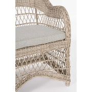 Vidéki vintage stílusú, kétszemélyes, natúr színű műrattan kerti kanapé, bézs színű olefin ülőpárnával.