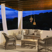 Nyári terasz, műrattan kerti bútorokkal.