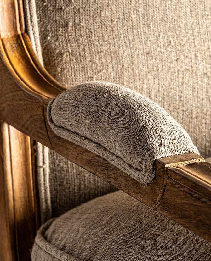Prémium kategóriás, klasszikus illetve provanszi stílusú, mangófából faragott, bézs színű pamutszövettel kárpitozott, 2 személyes kézműves kanapé karfájának közeli képe