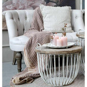 Shabby chic stílusú nappaliban álló vintage francia kanapé, kalitkaszerű dohányzóasztallal.