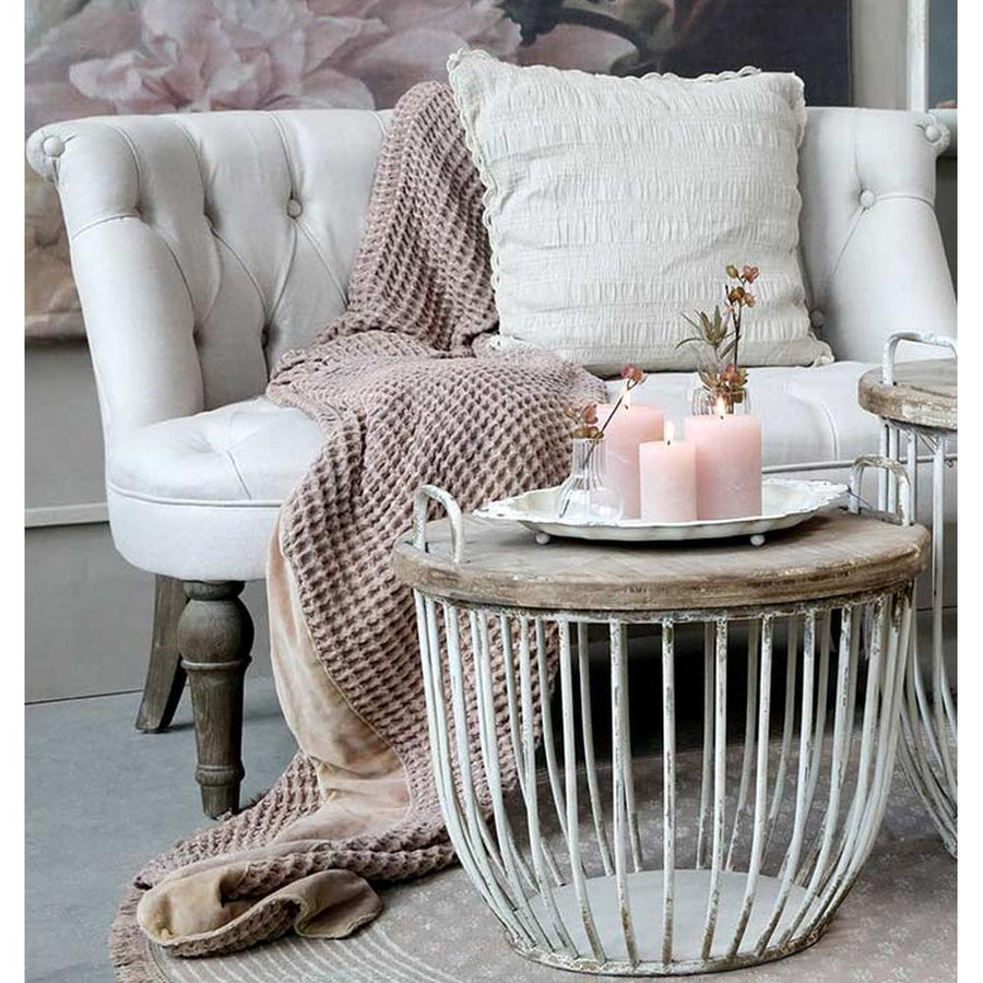 Shabby chic stílusú nappaliban álló vintage francia kanapé, kalitkaszerű dohányzóasztallal.