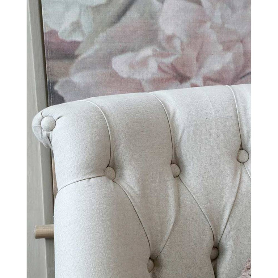 Francia stílusú, vintage kanapé háttámla részlete.