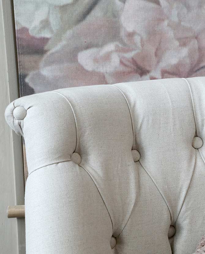 Francia stílusú, vintage kanapé háttámla részlete.