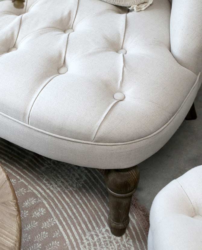 Franca stílusú, vintage kanapé ülőfelület és láb részlete.