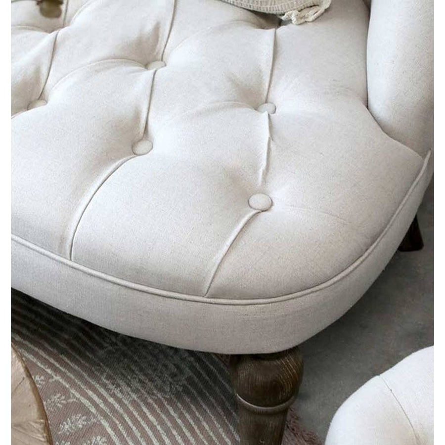 Franca stílusú, vintage kanapé ülőfelület és láb részlete.