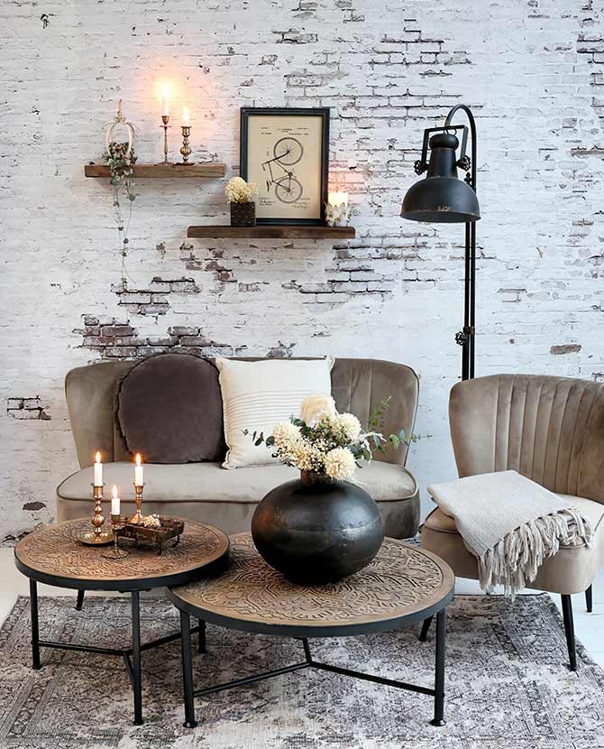 Loft stílusú nappali dohányzóasztallal, állólámpával és a Marat kollekció retró stílusú foteljével, kanapéjával.