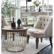 Shabby Chic stílusú nappali ülőfotelekkel, konzolasztallal és vintage stílusú dohányzóasztallal.