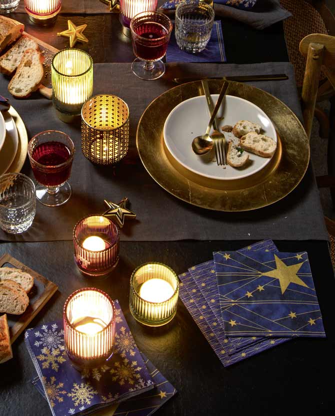 Kék színű, art deco stílusú, karácsonyi papaírszalvéták, ünnepi asztalon.