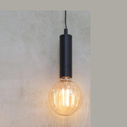 Fekete színű, modern, csőszerű függő dekorfoglalat.