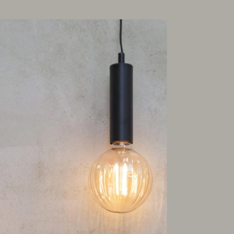 Fekete színű, modern, csőszerű függő dekorfoglalat.