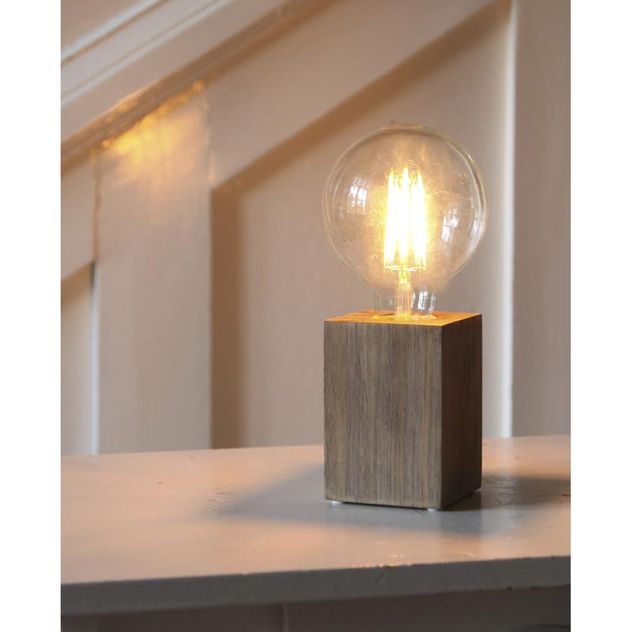 Téglatest formájú, fából készült, natúr színű asztali dekorfoglalat.