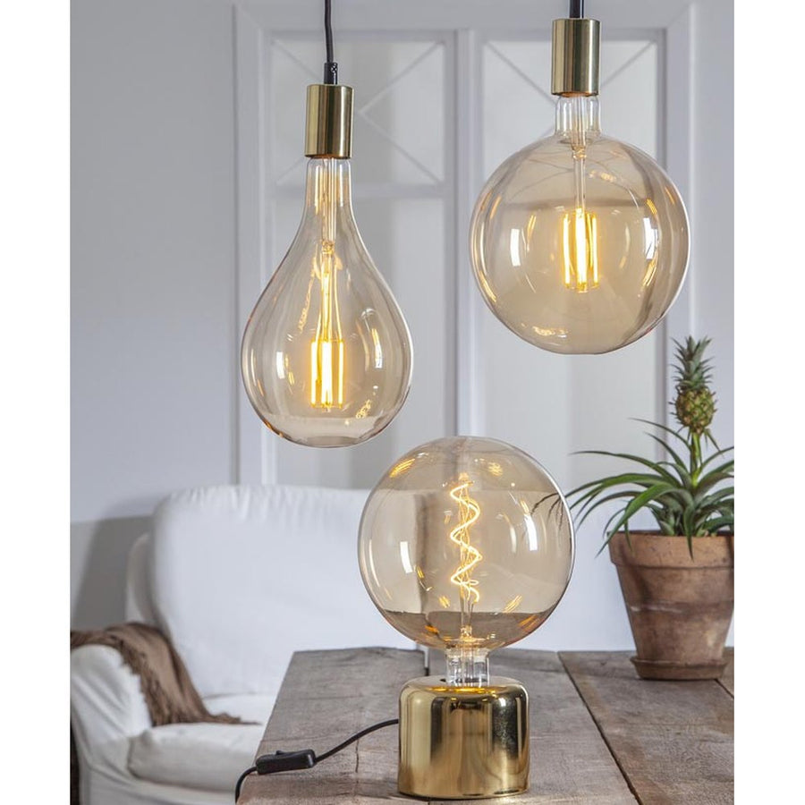 Fényes sárgaréz felületű, modern stílusú asztali dekorfoglalat.