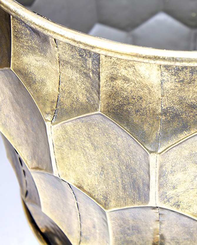Dombormintás felületű, antik arany színű, nagyméretű, lábakon álló, három darabos fém kaspó szett.