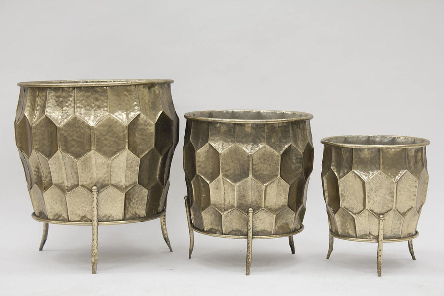 Dombormintás felületű, antik arany színű, nagyméretű, lábakon álló, három darabos fém kaspó szett.