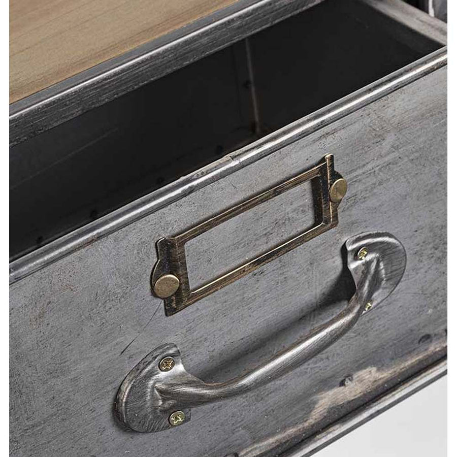 Fémből és fából készült, 83 cm hosszú és 30 cm magas, 3 fiókos, antikolt szürke színű, fogassal ellátott, ipari stílusú szortírozó falipolc kihúzott fiókja.