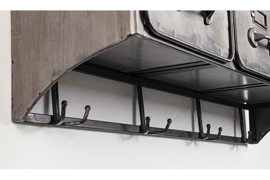 Fémből és fából készült, 83 cm hosszú és 30 cm magas, 3 fiókos, antikolt szürke színű, fogassal ellátott, ipari stílusú szortírozó falipolc alja.