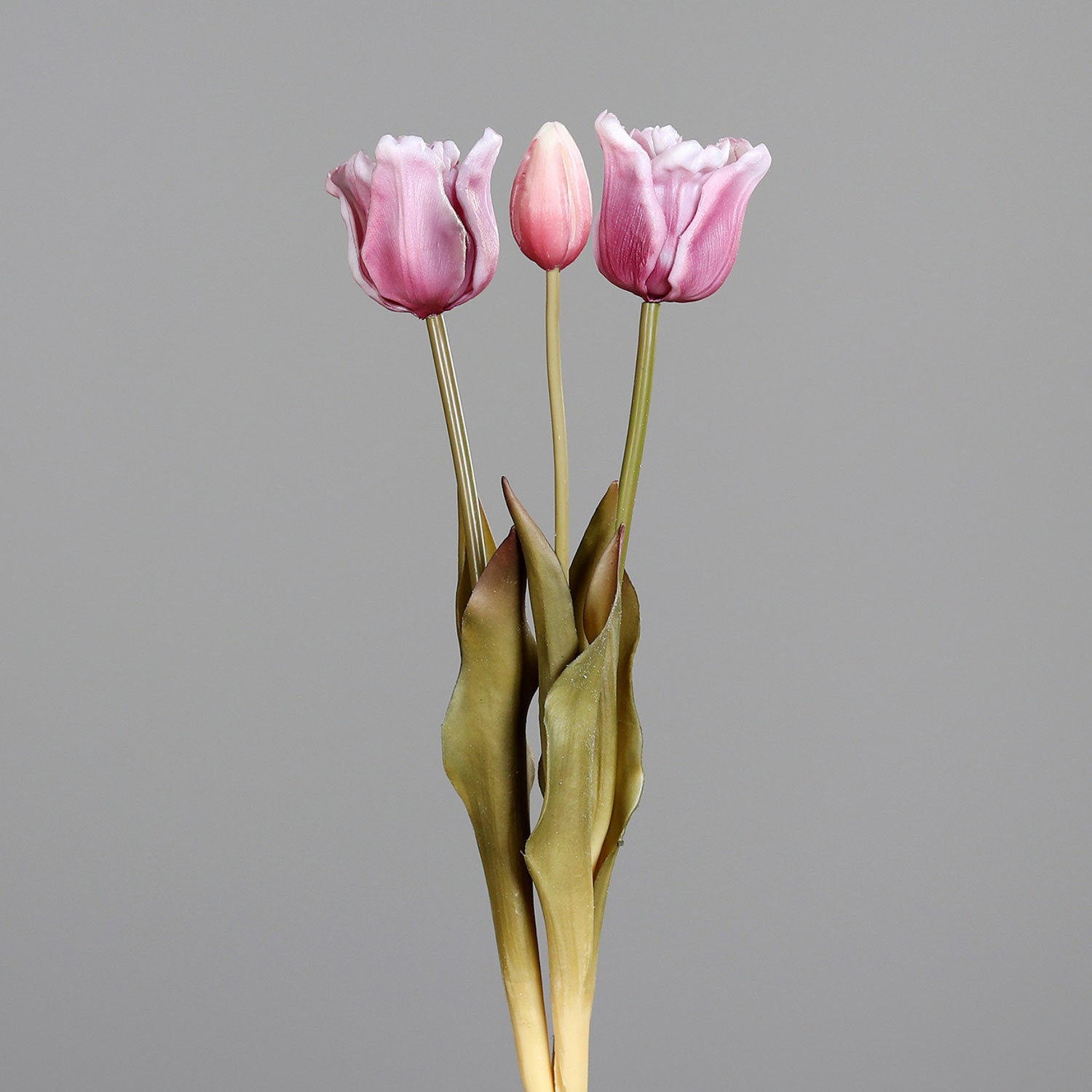 Fáradt lila színvilágú, vintage stílusú, 3 szálból álló tulipán csokor művirág, nyílt és bimbos virágfejekkel .