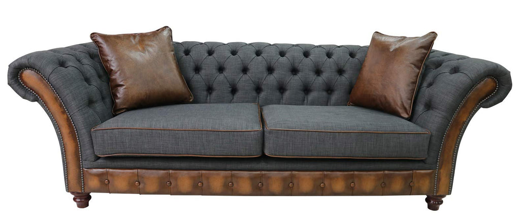 Chesterfield stílusú, mély gombos díszítésű, cserzett vintage angol marhabőrrel és ón színű bútorszövettel kárpitozott 3 személyes kanapé.