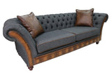 Chesterfield stílusú, mély gombos díszítésű, cserzett vintage angol marhabőrrel és ón színű bútorszövettel kárpitozott 3 személyes kanapé.